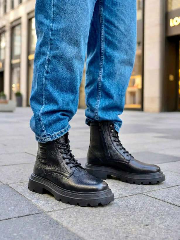 بوت چرم طبیعی تبریز مشکی بندی و زیپدار با شلوار جین آبی در نمای خیابانی