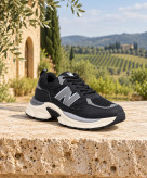نمای سهرخ جلو کتونی زنانه New Balance با بند و زیره حجیم