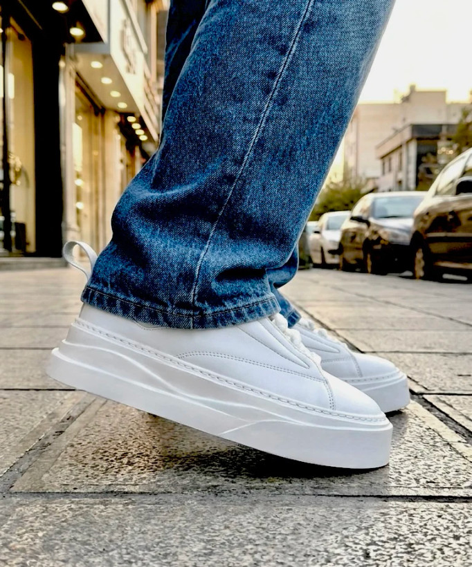 کفش کتانی ونس مردانه طرح برشکا (Bershka) | اسپرت لژدار | رنگ سفید؛ نمای پهلو جفت سفید روی سنگفرش