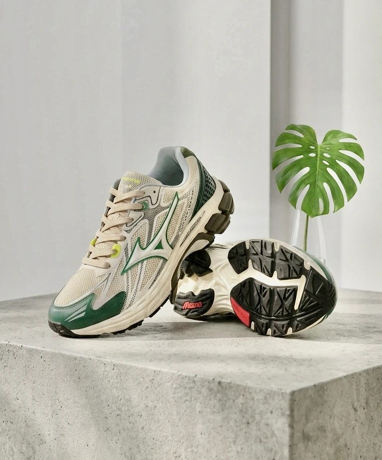 ⁠کتونی اسپرت مردانه میزانو (Mizuno) رنگ کرم و سبز یشمی