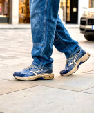 کتونی پیاده روی مردانه میزانو (Mizuno) آبی طوسی؛ نمای جفت آبی روی پا