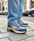 کتونی پیاده روی مردانه میزانو (Mizuno) آبی طوسی؛ نمای پهلو آبی و کرم