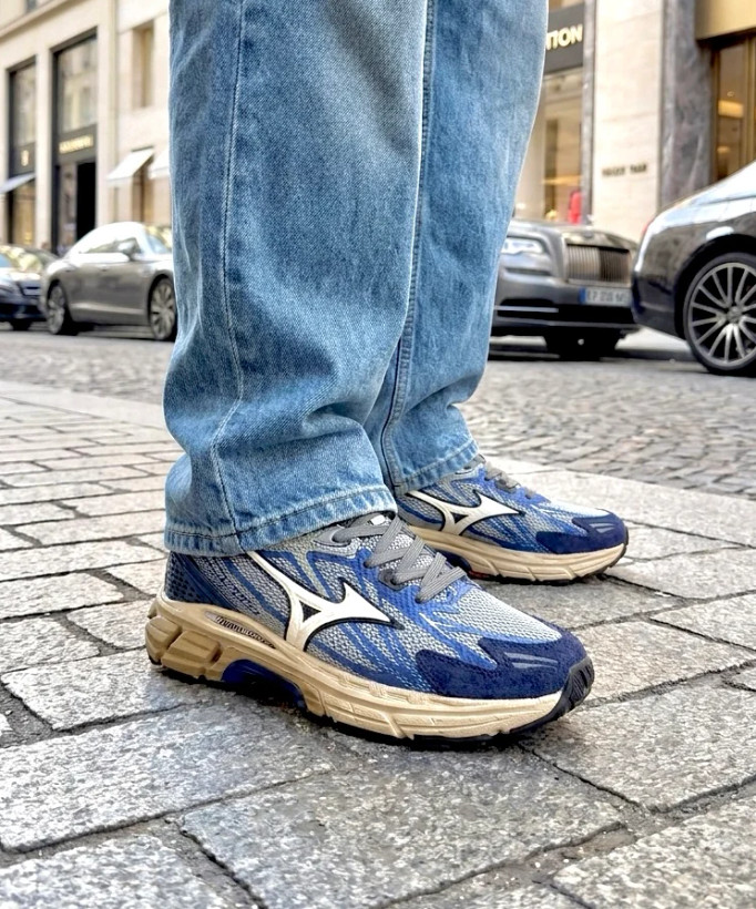 کتونی پیاده روی مردانه میزانو (Mizuno) آبی طوسی؛ نمای پهلو آبی و کرم